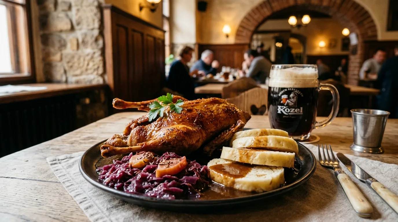 Nejlepší kachna v Praze – žebříček, tipy a gastro průvodce 1 Nejlepší pečená kachna v Praze na dřevěném stole s knedlíky a zelím
