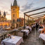 Terasa U Prince v Praze: Ultimátní průvodce pro romantickou večeři Výhled na Staroměstské náměstí z Terasy U Prince