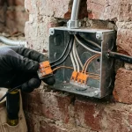 Bezpečná oprava přeseknutého elektrického kabelu ve zdi